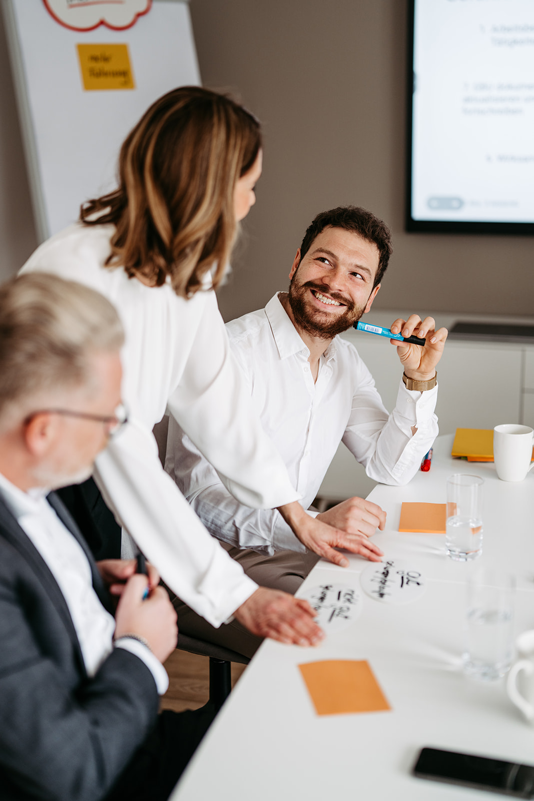 personen-im-meeting Drei Personen in einem Coaching-Meeting