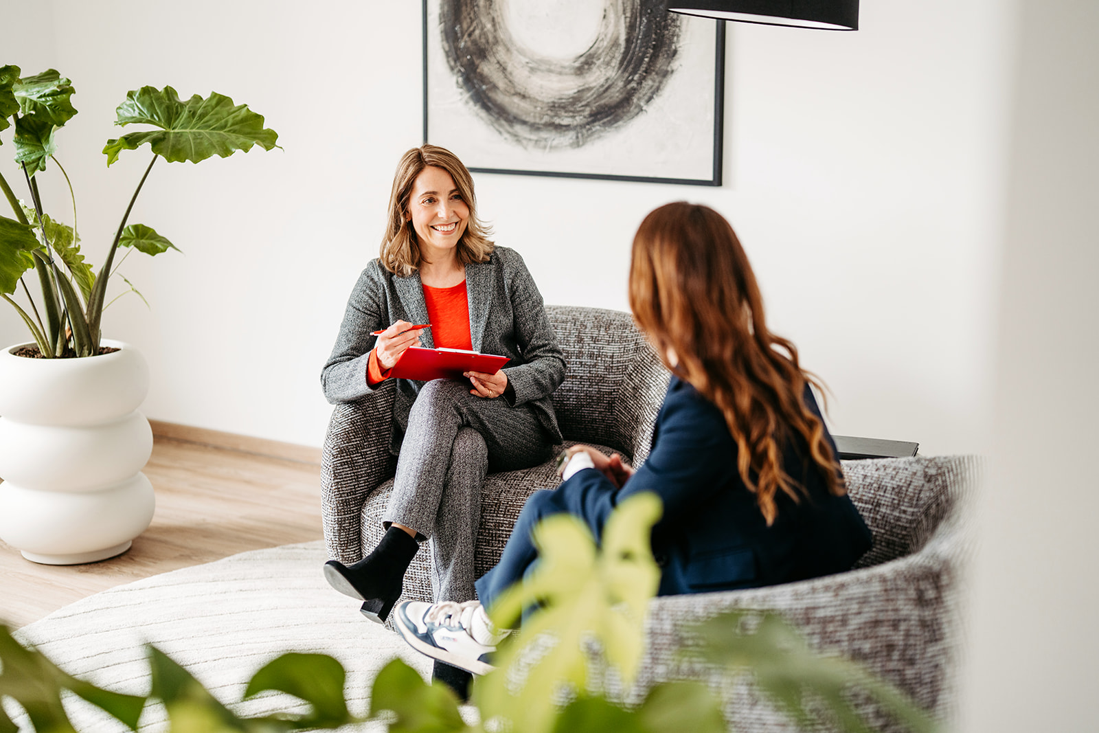 Zwei Personen sitzen im Coaching - Unterhaltung - Querformat Zwei Personen sitzen im Coaching - Unterhaltung - Querformat